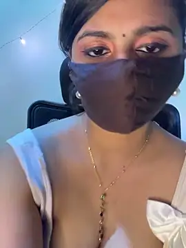 Dishasarmaa05 online show from April 27, 3:53 pm