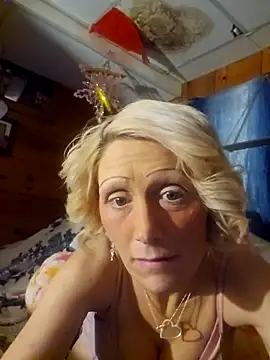 beautifulmee23 online show from February 19, 11:25 pm