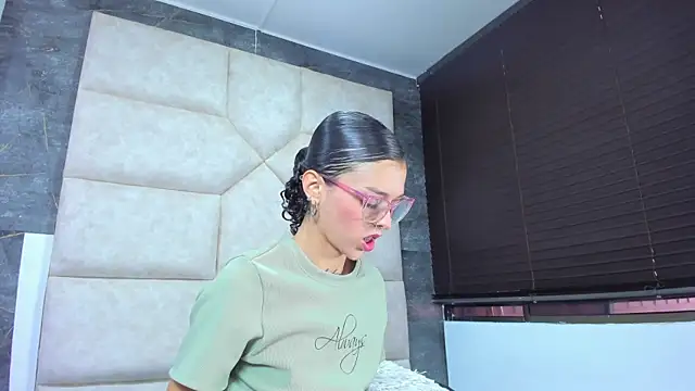 Vaiolett Smith online show from April 13, 2:40 pm