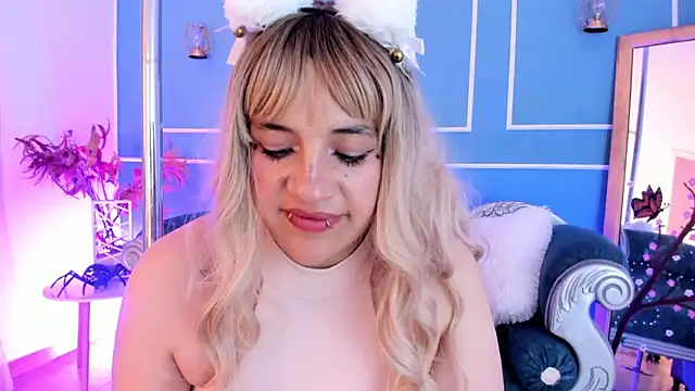 TaraTaylorr online show from April 11, 7:45 am