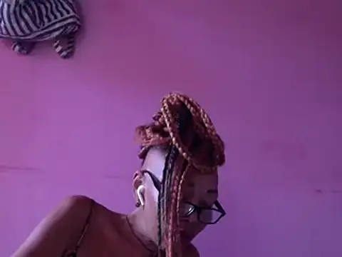 Ladyzee25 online show from April 6, 8:10 pm