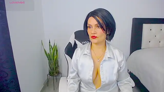 Snapshot of CarolinneFiotti chatting on October 21, 4:33 pm CarolinneFiotti online show from October 21, 4:33 pm