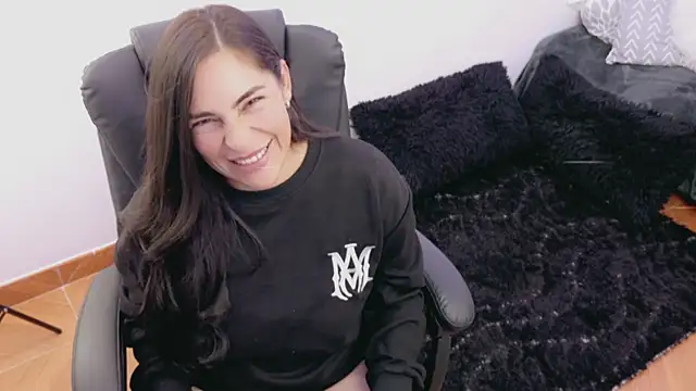 luna lgomez  online show from April 19, 3:06 am