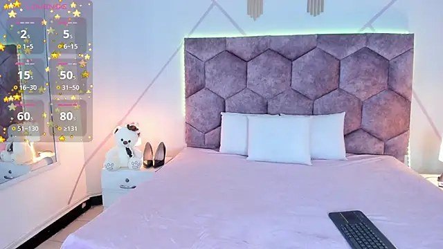 aurora collinss  online show from December 19, 1:03 pm