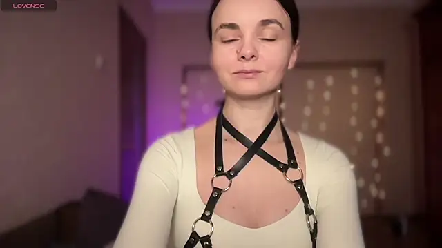 lanaloulou online show from October 10, 11:20 pm