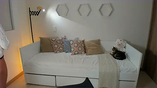 ValentinaMilann online show from February 24, 1:05 am