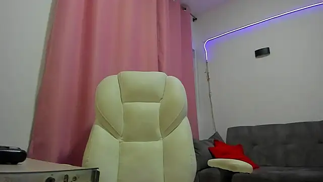 Snapshot of gaaby_foxx chatting on October 21, 1:37 pm gaaby foxx online show from October 21, 1:37 pm