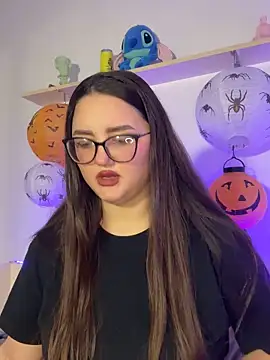 Snapshot of MiraLuccian chatting on October 18, 7:04 pm MiraLuccian online show from October 18, 7:04 pm