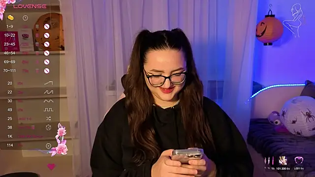 Snapshot of MiraLuccian chatting on October 22, 6:24 pm MiraLuccian online show from October 22, 6:24 pm