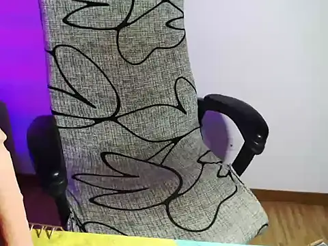 Hannah Kiim online show from April 20, 9:51 pm