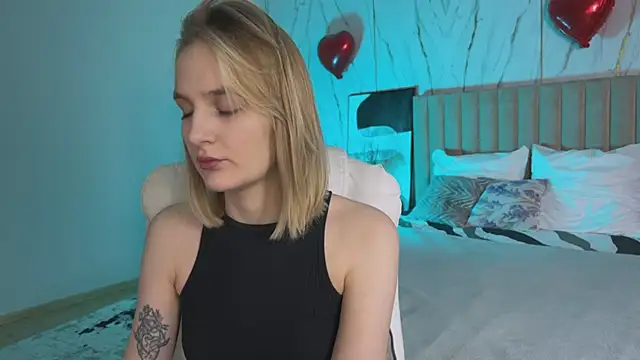  Vikky Moon  online show from March 31, 1:05 am