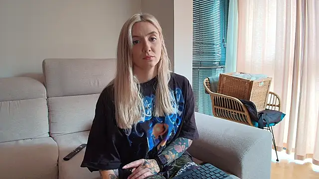 tattoobbgirl online show from April 11, 1:15 pm