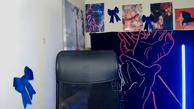 VanessaRey  online show from April 14, 4:29 pm