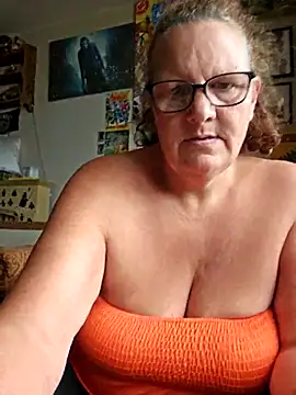 MissQueenBeex online show from August 1, 7:54 am