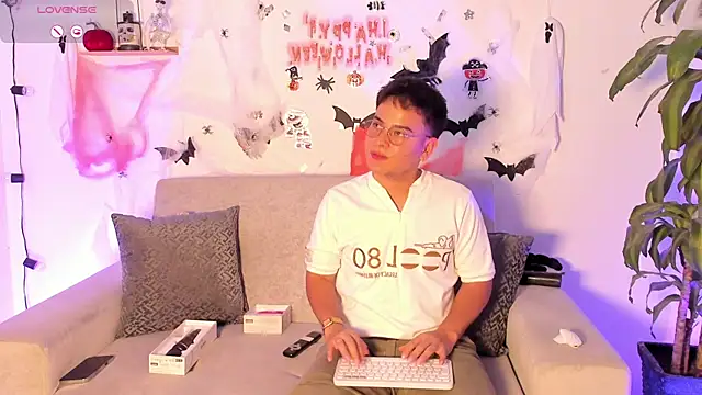 Snapshot of Young_Ben chatting on October 24, 1:01 am Young Ben online show from October 24, 1:01 am