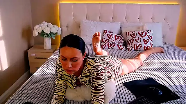 MonikaBelachi online show from February 19, 6:35 am