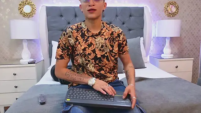 ZoeKrug online show from December 15, 11:37 am