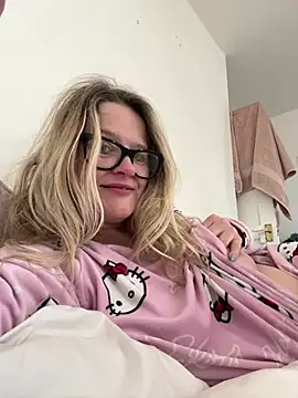 SuzieSub online show from April 27, 8:22 am