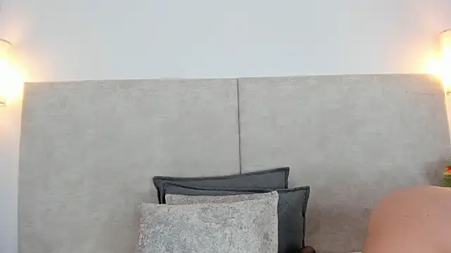 Hanna gomeez  online show from December 5, 8:10 pm