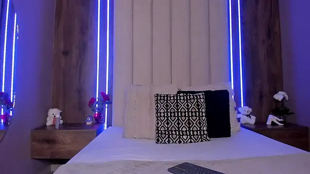 LucySalvatore  online show from March 25, 7:17 pm