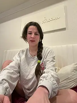 heyitsmadig online show from April 13, 2:18 pm