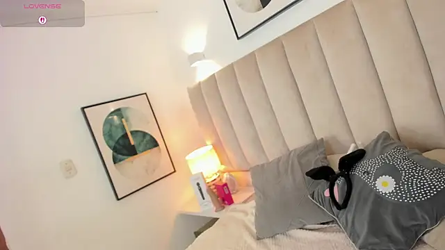 Clhoe Johnson online show from October 17, 1:25 pm