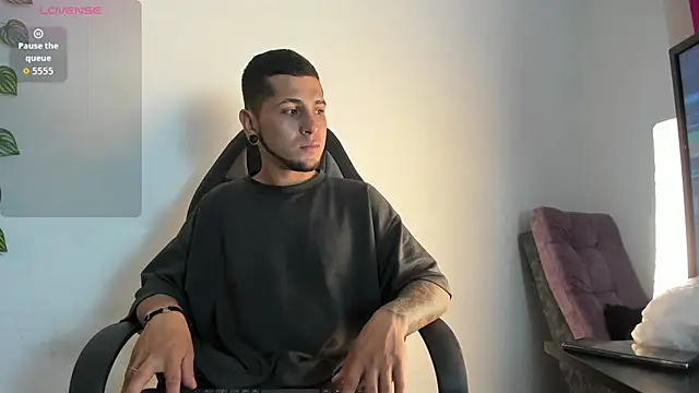 raven smith  online show from February 3, 5:16 am