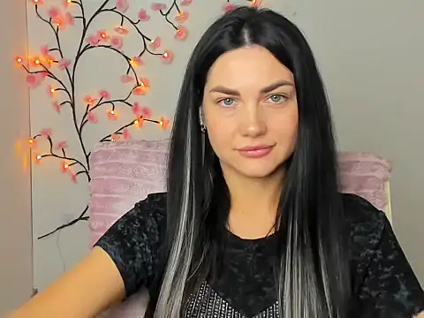 Lune Moon online show from April 11, 6:30 am