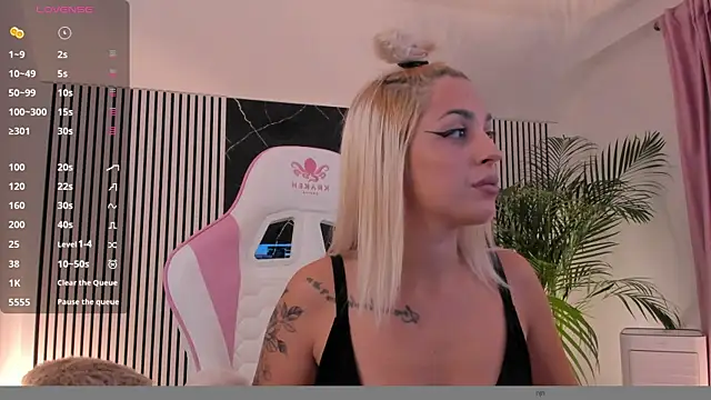 Snapshot of daisyblushh chatting on October 22, 4:12 pm daisyblushh online show from October 22, 4:12 pm