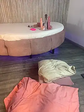 Saracooper   online show from March 14, 3:40 am