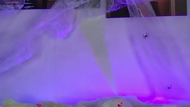 AlysonHuxley  online show from October 27, 4:13 pm