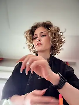 KellyKeler online show from March 28, 10:15 am