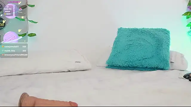 saraBow online show from April 17, 9:50 pm