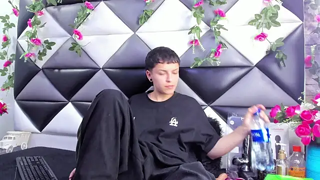 Megan Thompson  online show from October 31, 3:19 am