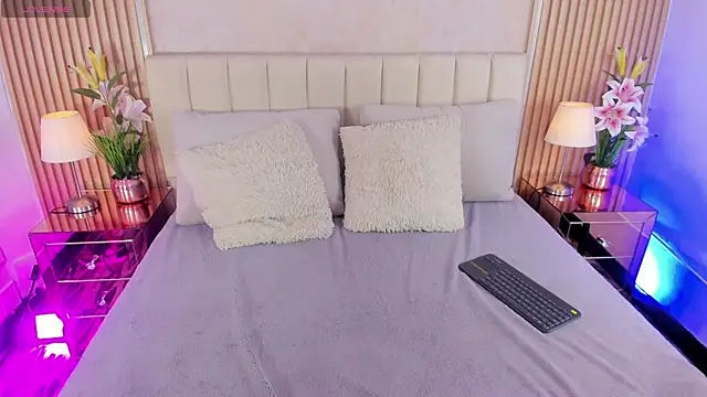 ZOEBARLOWE online show from December 18, 7:18 pm