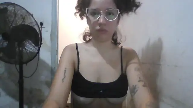 loliporomero online show from February 18, 1:38 am