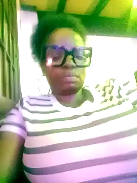 ShySexyBaddiexx online show from November 12, 7:01 pm