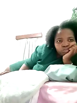 ShySexyBaddiexx online show from October 13, 8:00 pm