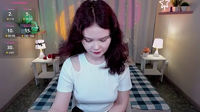 EmilyChaves online show from May 19, 8:21 am