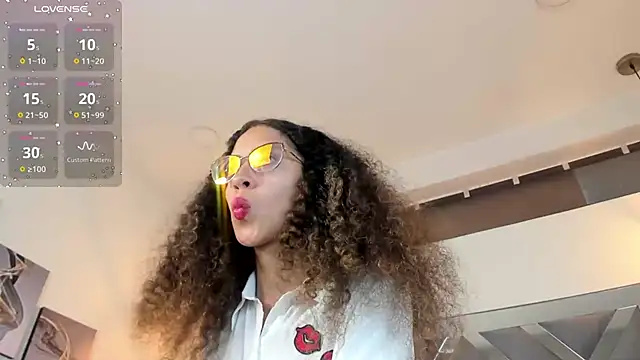 Hanna Cornee  online show from November 18, 5:36 pm