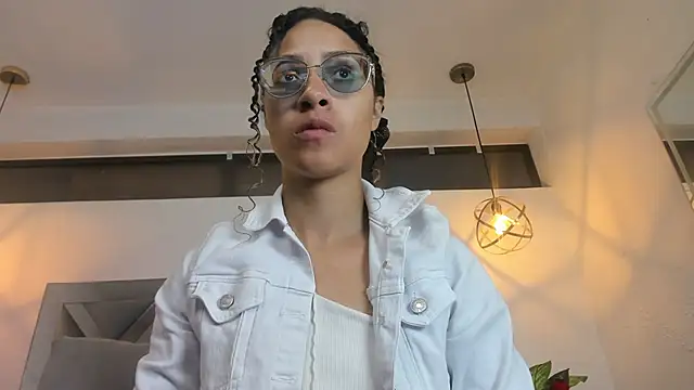 Hanna Cornee  online show from December 14, 1:39 pm