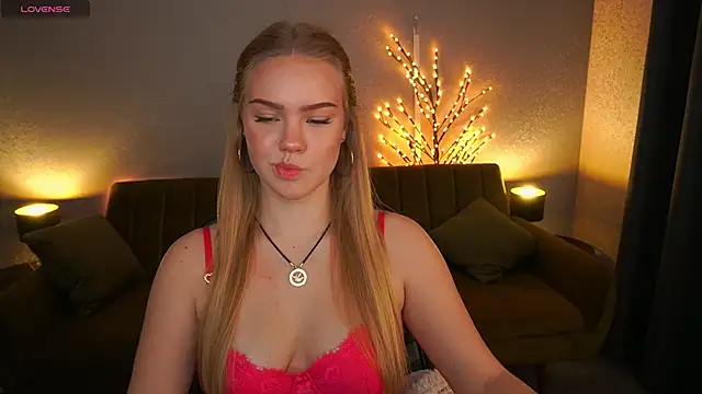 CelesteNoir online show from December 3, 8:06 am