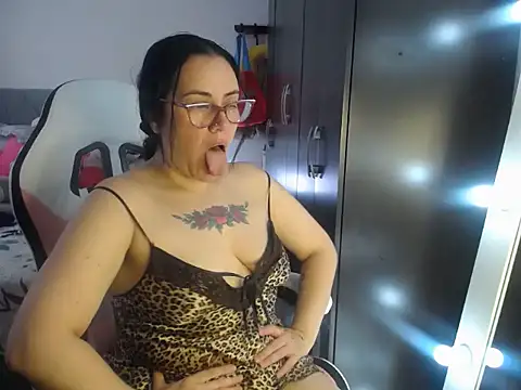 Snapshot of sweet_adele_ chatting on October 24, 2:57 pm sweet adele online show from October 24, 2:57 pm