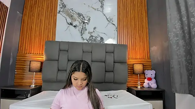 Wonderkloe  online show from April 8, 2:46 am