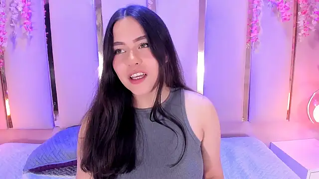 HannaCollins  online show from February 13, 1:24 pm