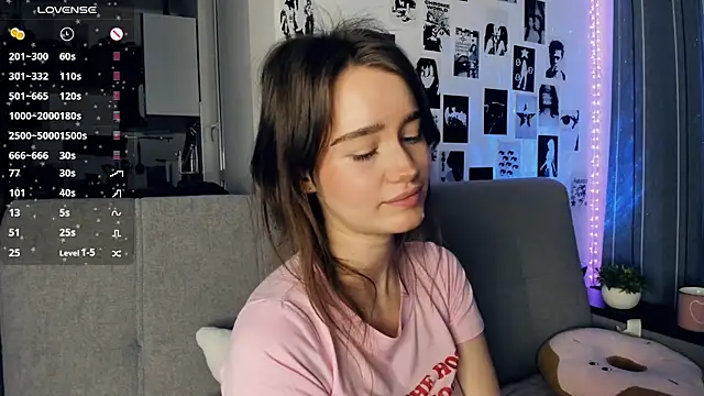 lovelyalivia online show from December 5, 9:21 am