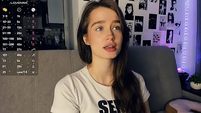 lovelyalivia online show from December 22, 9:45 am