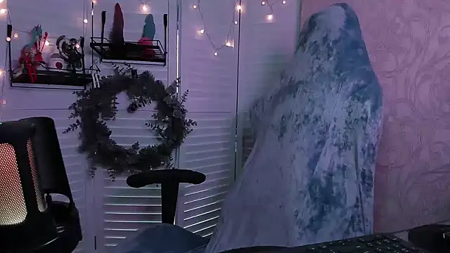 aestheticbeing online show from December 15, 12:10 pm