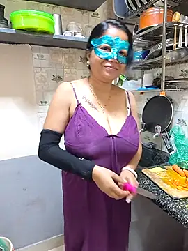 Queen Nightt online show from November 29, 4:05 am