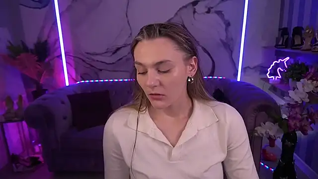 DiamondGoldie online show from September 24, 6:45 am